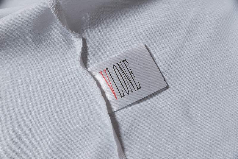 Белая футболка VLONE с красно-чёрным логотипом и принтом