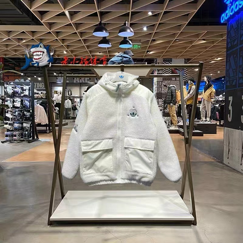 Adidas белая шерпа куртка с накладными карманами из полиэстера
