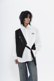 Белая Yuxing рубашка с черными элементами и брошью спереди