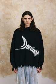 Практичный с рваными краями свитер в черном цвете OVDY