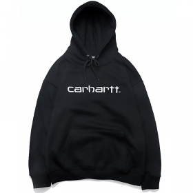 Объёмное чёрное худи с фирменным логотипом бренда на груди Carhartt
