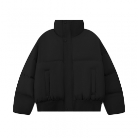 Куртка от бренда DYCN выполнена в черном цвете с карманами