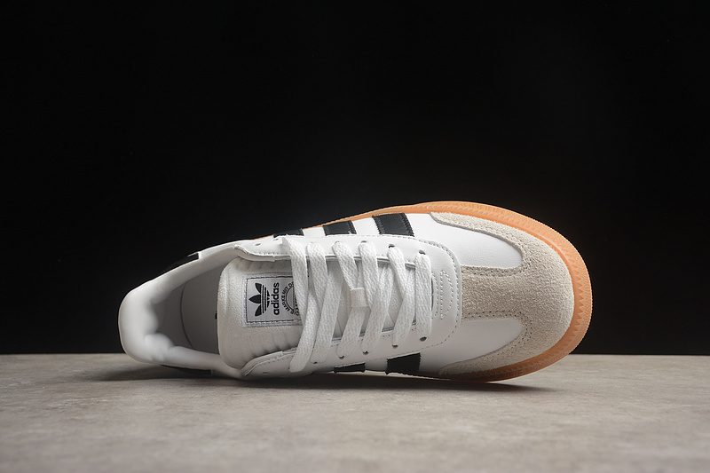 Замшевые нескользящие светло-серые кроссовки Adidas State Series AK