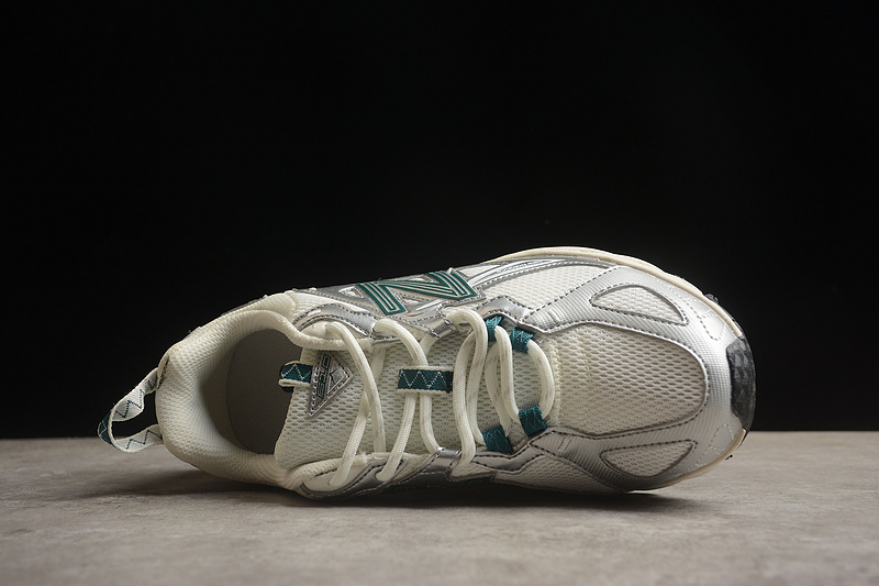 Спортивные кроссовки New Balance ML610TAE цвета-металлик сетчатые