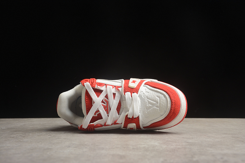 Низкие красно-белые с монограммой Louis Vuitton спортивные кроссовки