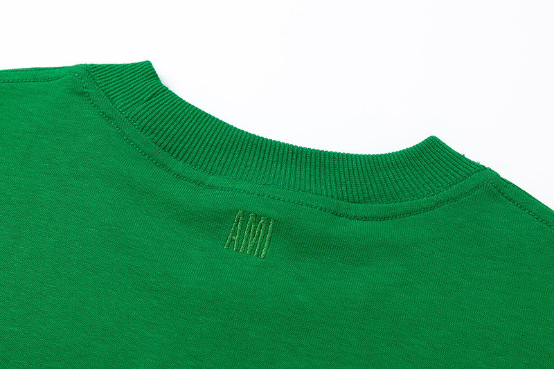 Базовая однотонная зелёная футболка бренда AMI с коротким рукавом 