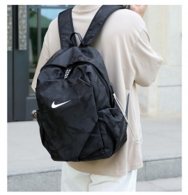 Камуфляжный чёрный рюкзак Nike выполнен из непромокаемого материала