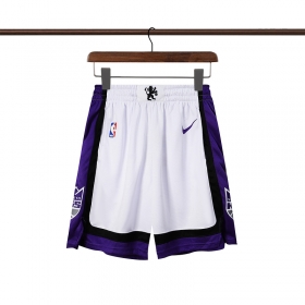 Белые сетчатые шорты Nike с боковыми фиолетовыми лампасами по бокам