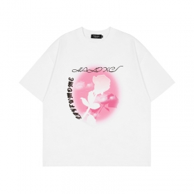 Базовая футболка белая от бренда Layfu выполнена с розовым рисунком 
