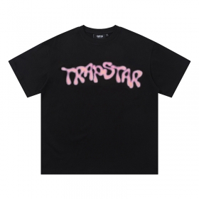 Стильная с розовым логотипом Trapstar чёрная футболка