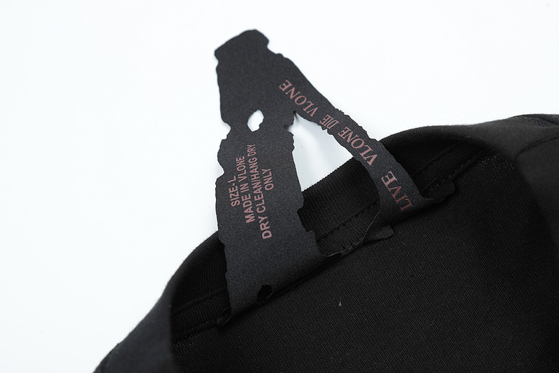 Повседневная чёрная VLONE футболка выполнена из натурального хлопка 