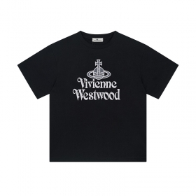 С напечатанной надписью на груди черная футболка Vivienne Westwood