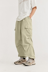 Бежевые штаны от бренда INFLATION модель с карманами