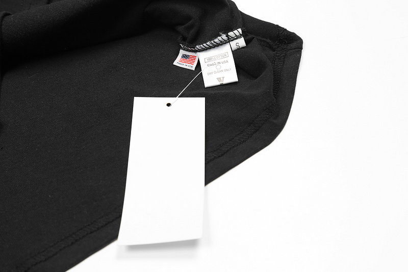 Стильная чёрная футболка с ярким принтом на груди и спине VLONE 
