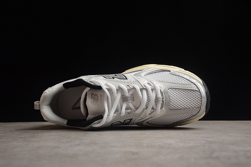 Спортивные серые кроссовки в ретро стиле New Balance, модель 530