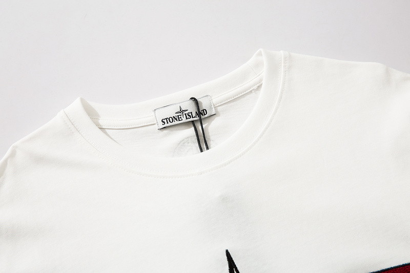 Белая футболка Stone Island вышитым логотипом на груди