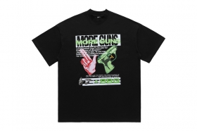Черная базовая футболка с принтом "MORE GUN'S" на груди