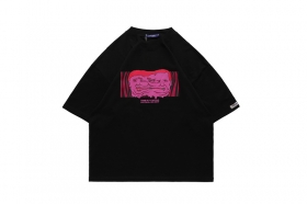 Базовая черная футболка с брендовым рисунком "слияние розовых лиц"