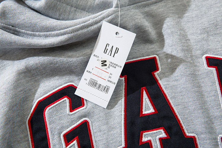 Серое худи от бренда GAP с черно-красным лого и карманом кенгуру