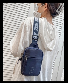 В темно-синем цвете Nike эргономичная сумка с печатью на ремне