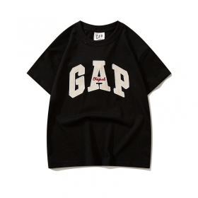 Чёрная футболка GAP с бежевым логотипом на груди