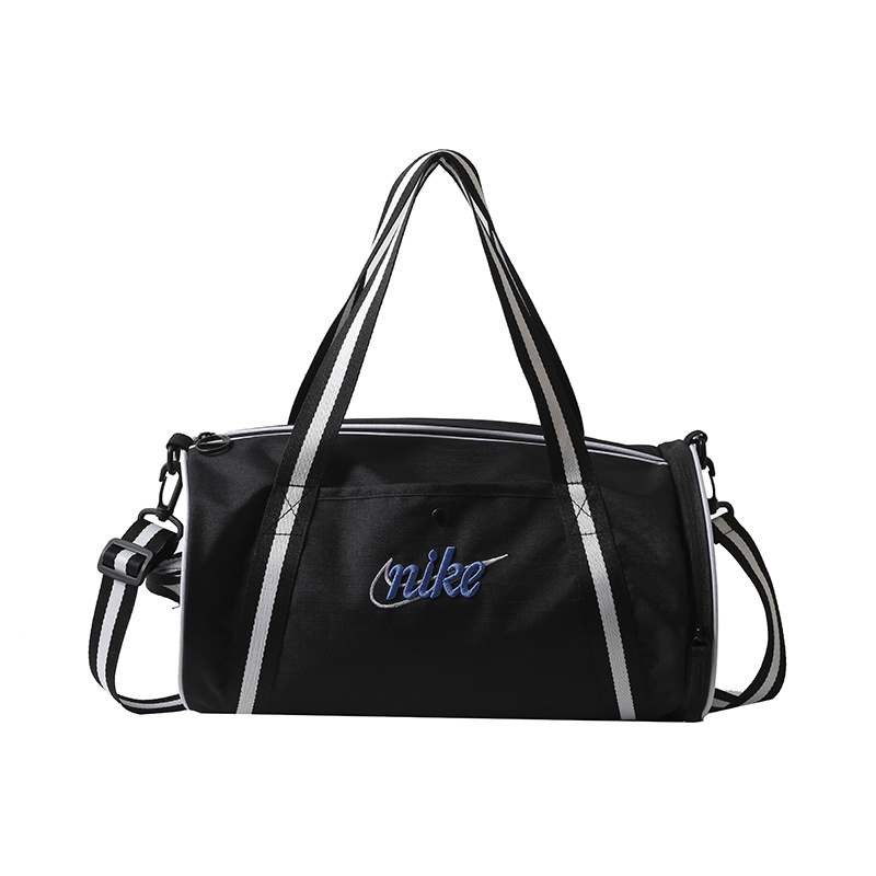 Чёрная спортивная сумка бренда Nike с полосатым ремнём