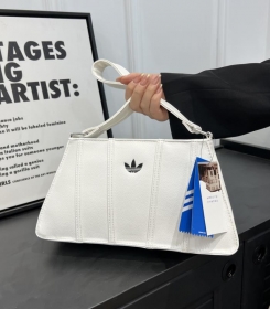 Лаконичная сумка белого цвета для женщин бренда Adidas