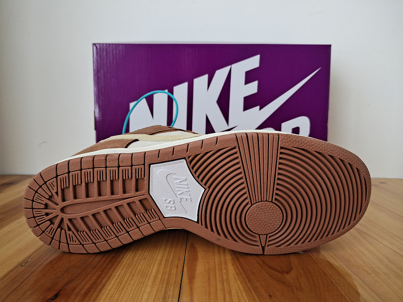 Белые кроссовки с замшевыми коричневыми вставками Nike SB