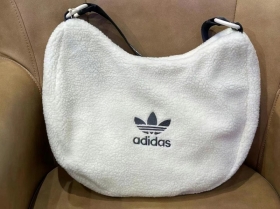 Оригинальная модель сумки Adidas в белом цвете с черным ремнем