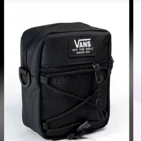 Маленькая черная сумка VANS с сеткой спереди и шнурком