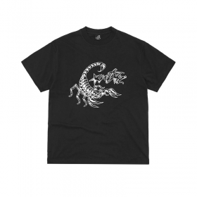 С рисунком на груди "Скорпион" чёрная футболка от бренда Corteiz