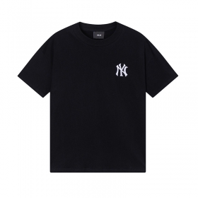 Базовая в черном цвете футболка с логотипом бренда на груди MLB