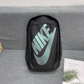 Рюкзак Nike спортивный чёрный с зелёным логотипом бренда