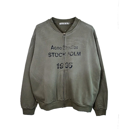 Acne Studios бомбер в сером цвете с потертостями и надписью бренда