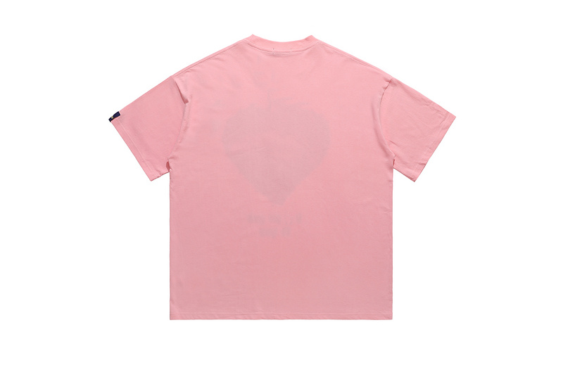 Розовая футболка с принтом "pikachu сатанист" на груди