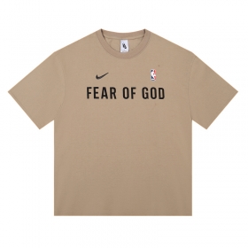 Коричневая футболка Nike с брендовым лого и принтом "Fear of God"