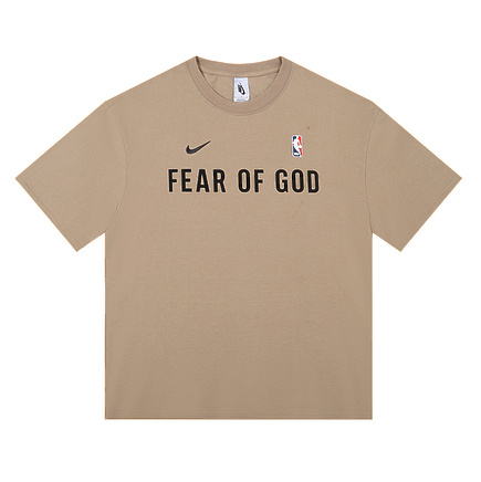 Коричневая футболка Nike с брендовым лого и принтом "Fear of God"