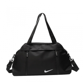 Чёрная спортивная сумка Nike выполнена из прочного текстиля