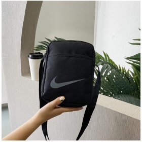 Чёрная сумка-барсетка Nike выполнена из прочного текстиля 