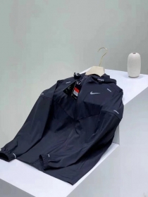 Ветровка чёрная с логотипом Nike с капюшоном и карманами