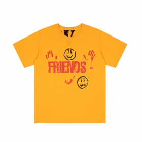 Практичная футболка желтого цвета VLONE с лого и красными потеками