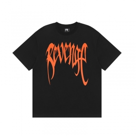 От бренда Revenge черного цвета футболка с оранжевой печатью