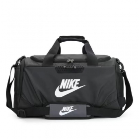 Легкая и вместительная Nike спортивная черная сумка