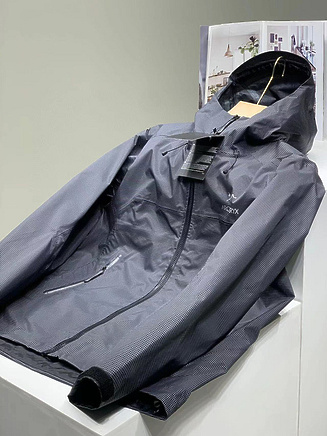 Чёрная в клетку водоотталкивающая Arcteryx куртка с козырьком