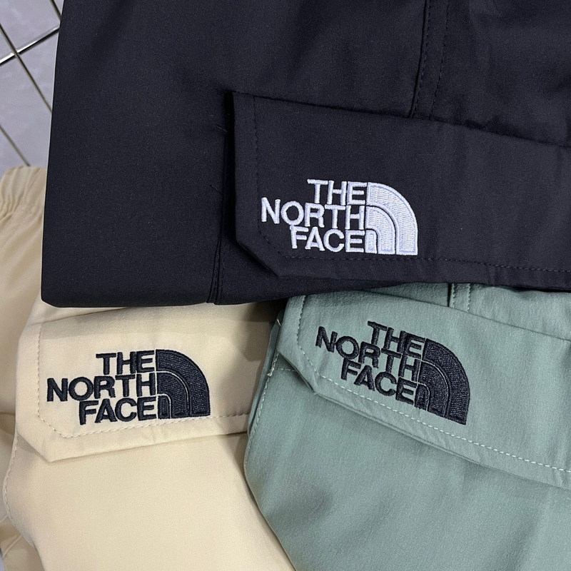 Зелёные джоггеры The North Face с накладными карманами