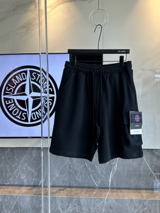 Базовые шорты с нашитым патчем Stone Island в черном цвете