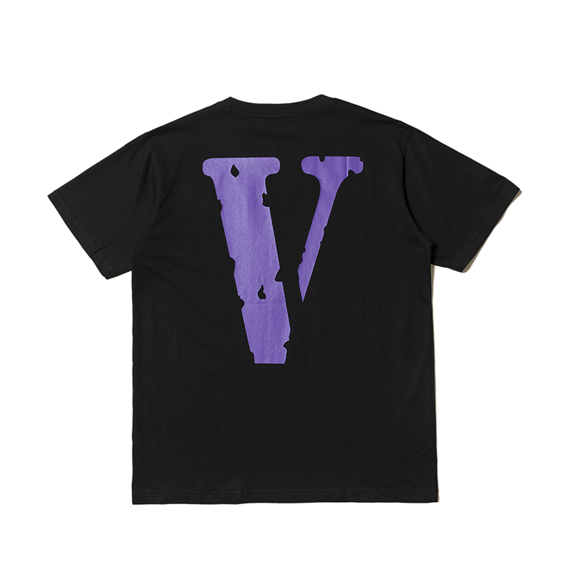 Чёрная футболка VLONE с фиолетовым логотипом и принтом
