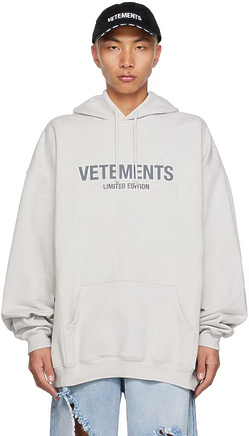 Долговечное худи VETEMENTS светло-серое с надписью