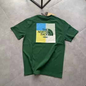 Повседневная зелёная от бренда The North Face хлопковая футболка
