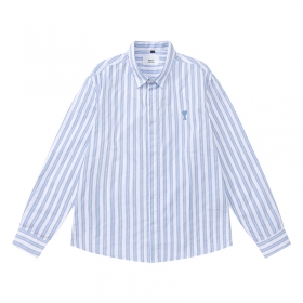 AMI полосатая бело-голубая рубашка выполнена из натурального хлопка